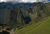Горы, тёмно-зелёными мохнатыми кеглями обступили Мачу Пикчу, надвинув облака на лоб.
