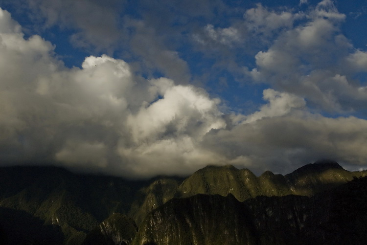 А облачка танцуют. И у этого танца сложный рисунок. Мачу-Пикчу, Перу