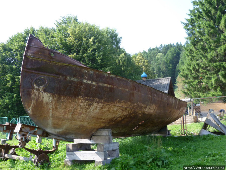 Вот оно, днище самого первого парохода, бороздившего воды Телецкого озера. Располагается между озером и церковью. Артыбаш, Россия