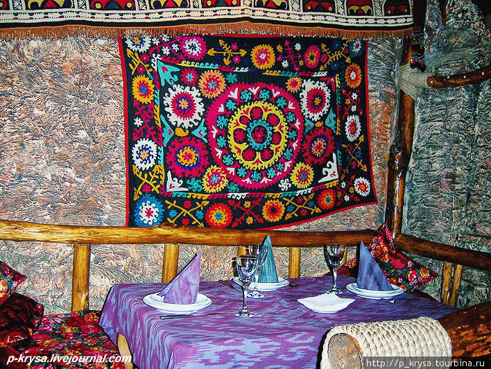 Убранство ресторана богато великолепными тканями Ташкент, Узбекистан