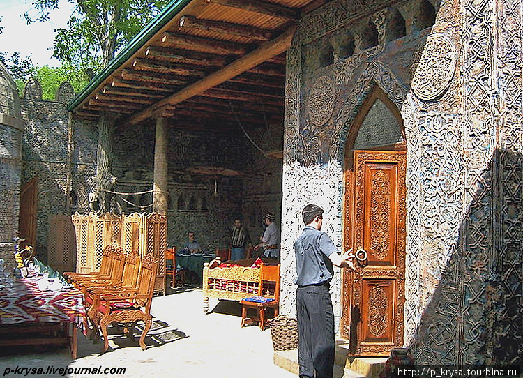 Во внутреннем дворе поражает удивительная резьба по дереву Ташкент, Узбекистан