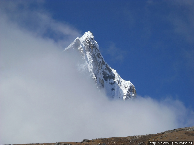 Лобуче Восточная стыдливо прячется в облаках Лобуче, Непал