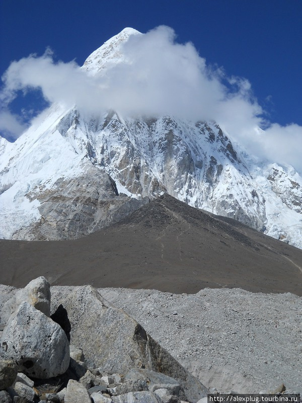 Пумо Ри и Кала Паттар с морены ледника Чангри Нуп Лобуче, Непал