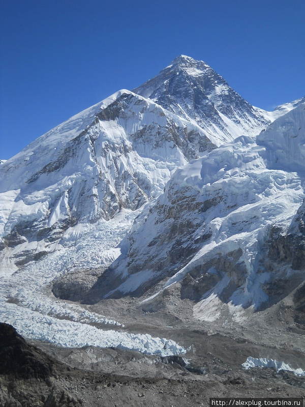 Эверест. На первом плане — западное ребро Эвереста. Горак-Шеп, Непал