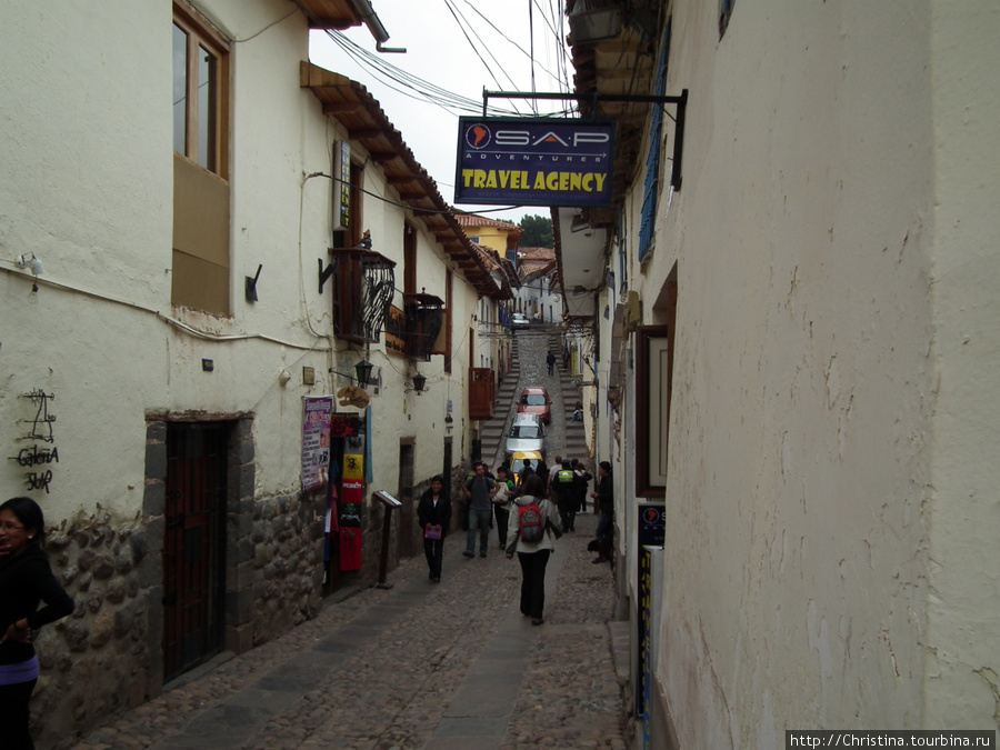 Нижний слой зданий (камни) — это слой оставшийся от империи инков, а верхний — надстроено испанцами. Куско, Перу