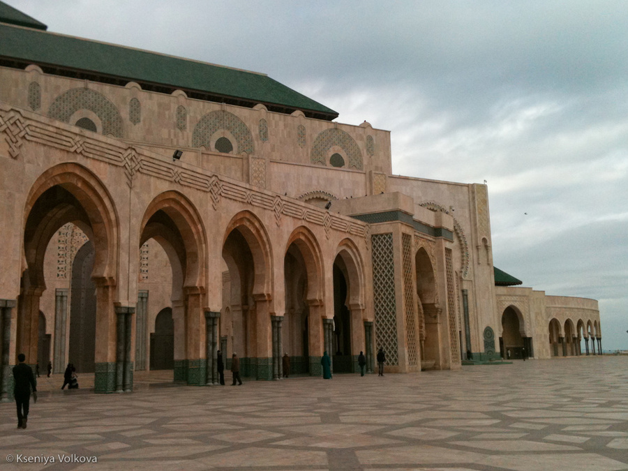 Площадь перед мечетью вмещает около 80 тысяч верующих, сама мечеть — еще около 25 тысяч Касабланка, Марокко