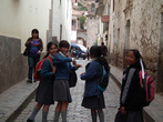 Школьная форма и улыбчивые жизнерадостные школьники, одна из самых запоминающихся черт города.