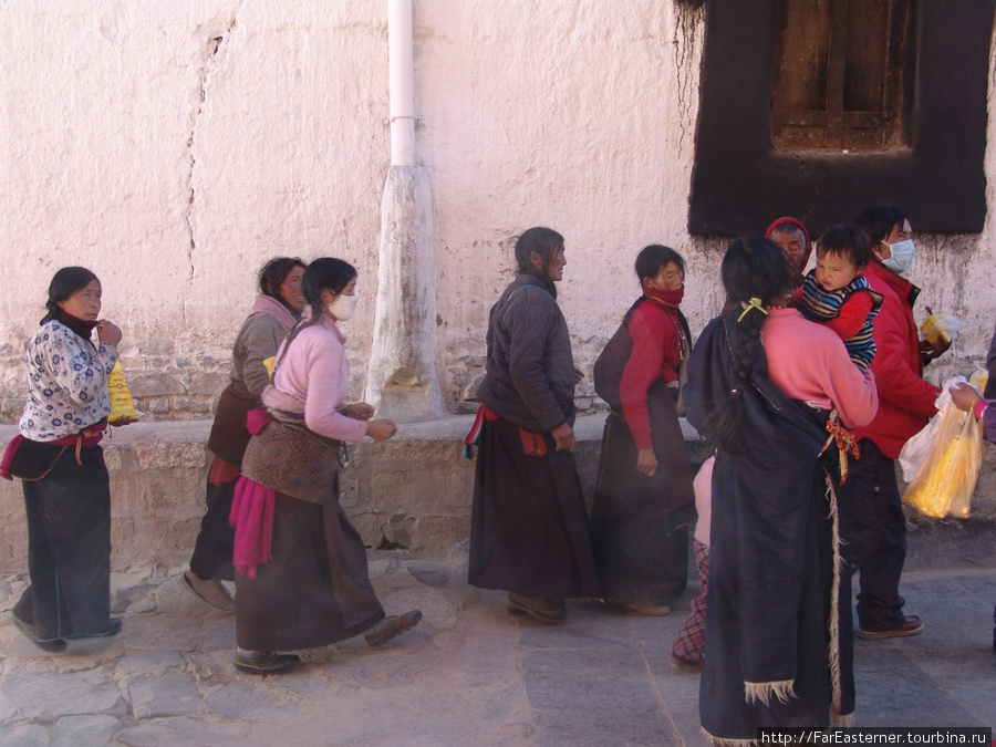 Паломники прибывают сюда со всего Тибета Шигатзе, Китай