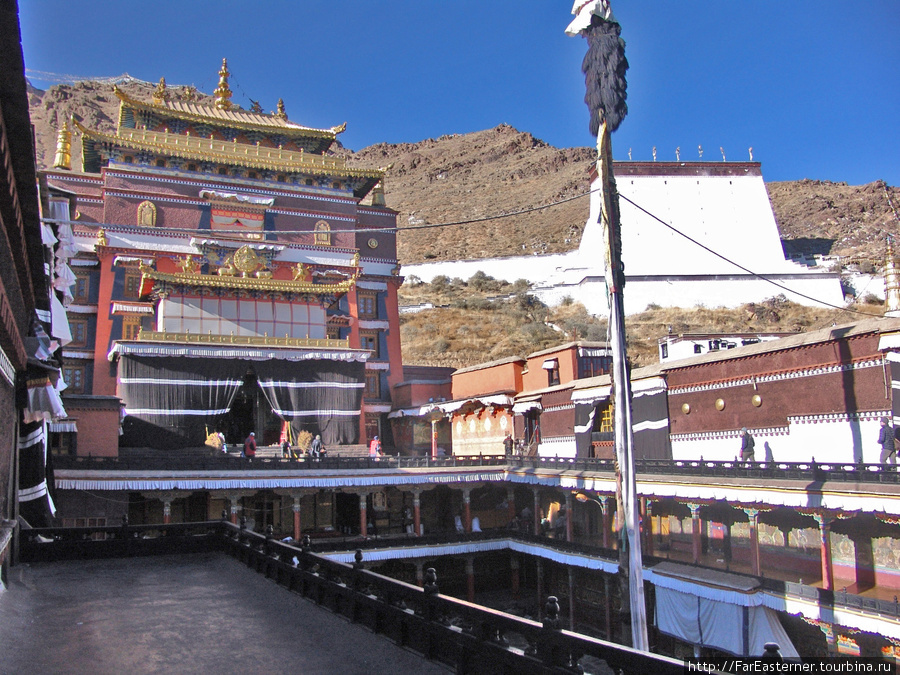 К северу от главного двора монастыря X Панчен-лама выстроил усыпальницу для своих предшественников с V по IX-го. Шигатзе, Китай