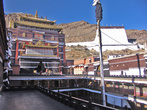 К северу от главного двора монастыря X Панчен-лама выстроил усыпальницу для своих предшественников с V по IX-го.