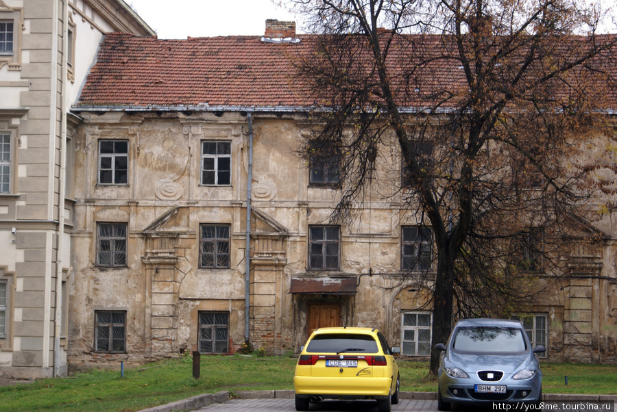 машины во дворе старого дома Вильнюс, Литва
