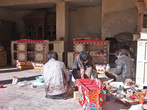Здесь делают красивую тибетскую мебель
