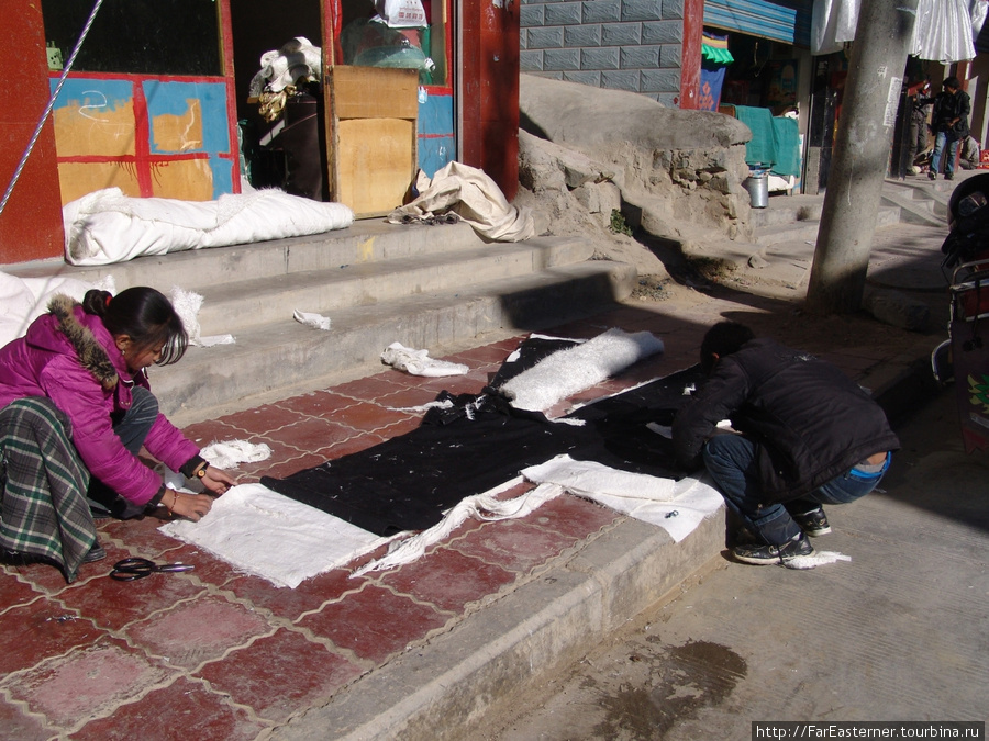 Так шьются традиционные тибетские шубы — прямо на тротуаре Шигатзе, Китай