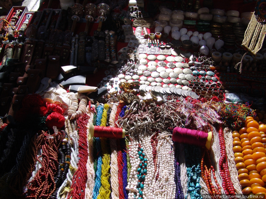 Тибетское серебро и бижутерия на базаре Шигадзе Шигатзе, Китай