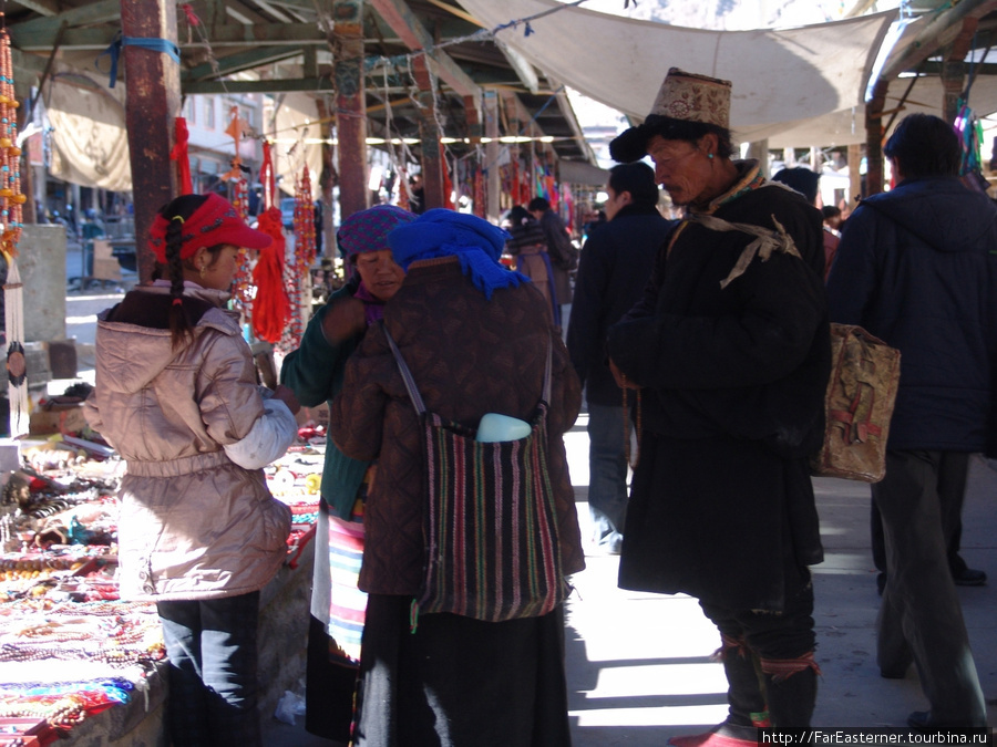 Тибетская семья из провинции закупает приданое из серебряных украшений на базаре Шигадзе Шигатзе, Китай