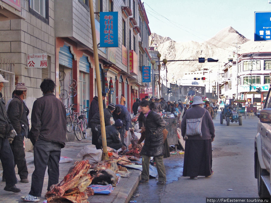 одна из базарных улиц на севере города Шигатзе, Китай