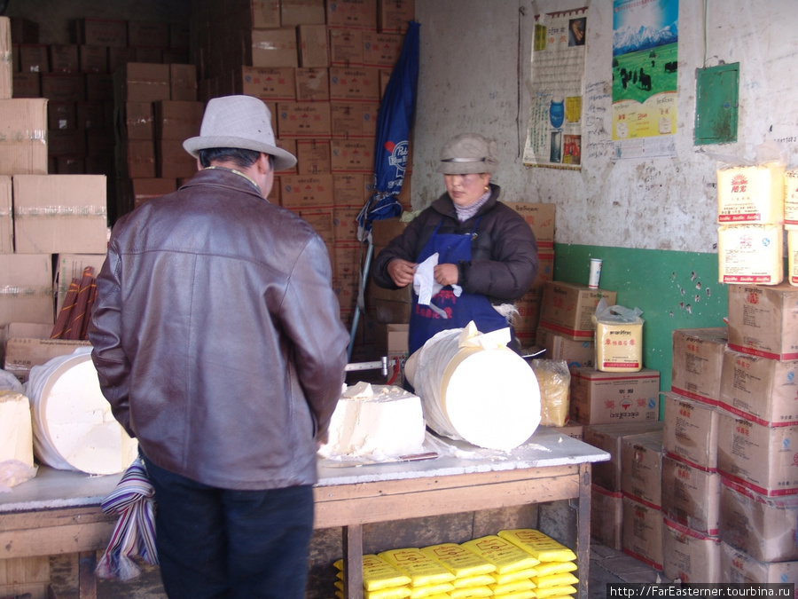 тибетец покупает сыр из молока яков Шигатзе, Китай