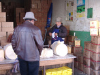 тибетец покупает сыр из молока яков