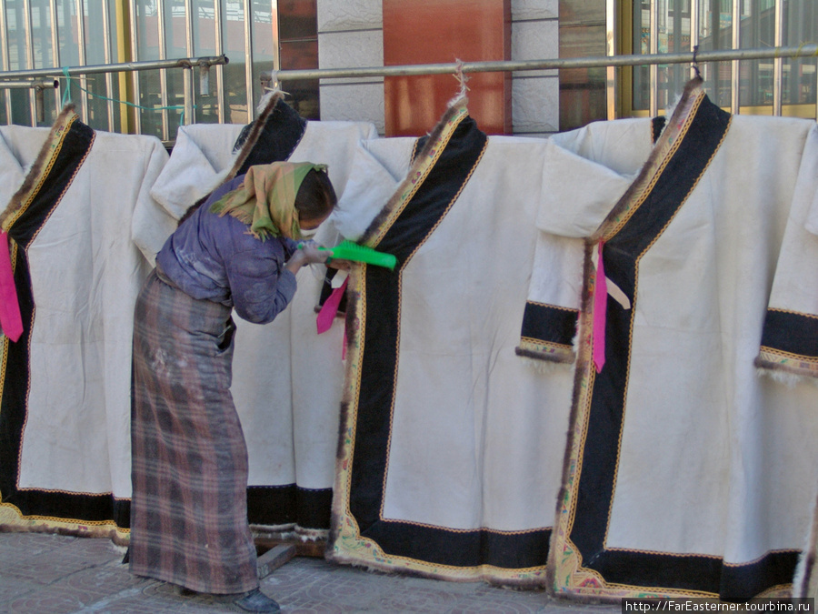 а это висят тибетские шубы на бараньем меху Шигатзе, Китай