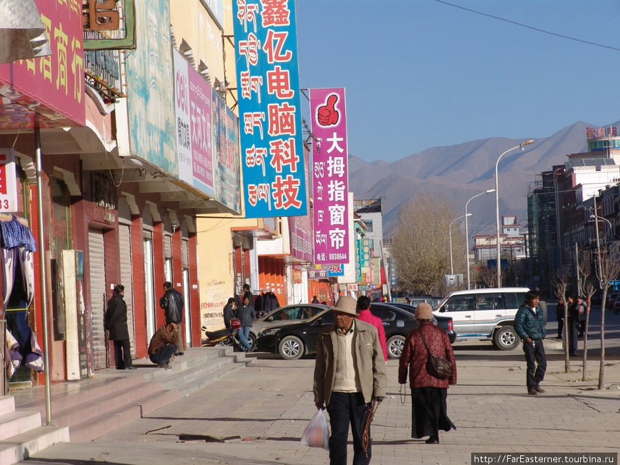 Вывески китайского квартала на путонгхуа и тибетском, а торгуют здесь привозным ширпотребом Шигатзе, Китай