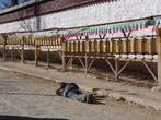 Это не тибетский пьяница, а паломник, совершающий кора вокруг Ташилхунпо