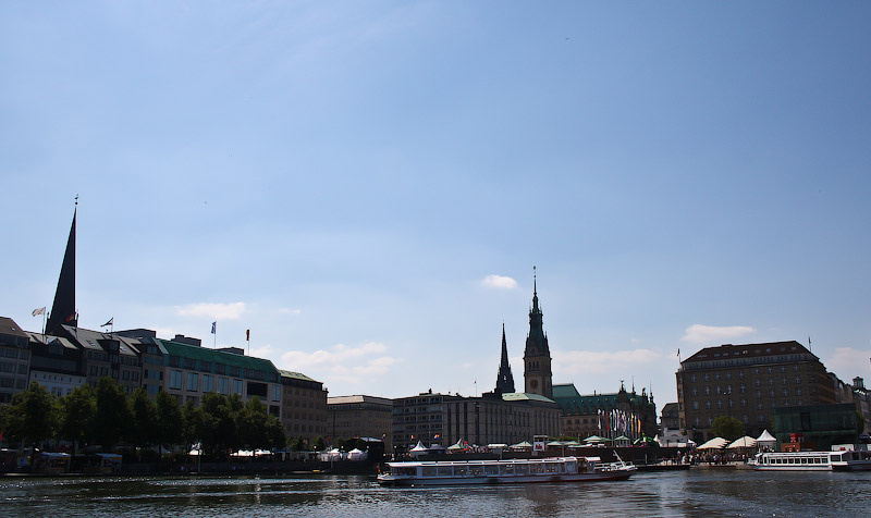 Вид на Юнгфернштиг, причал корабликов и так называемый Внутренний Альстер. Гамбург, Германия