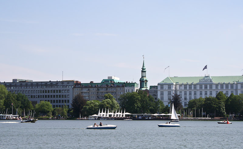 Вид на парусный клуб и отель Кемпински, где был один из эпизодов Бондианы. Гамбург, Германия