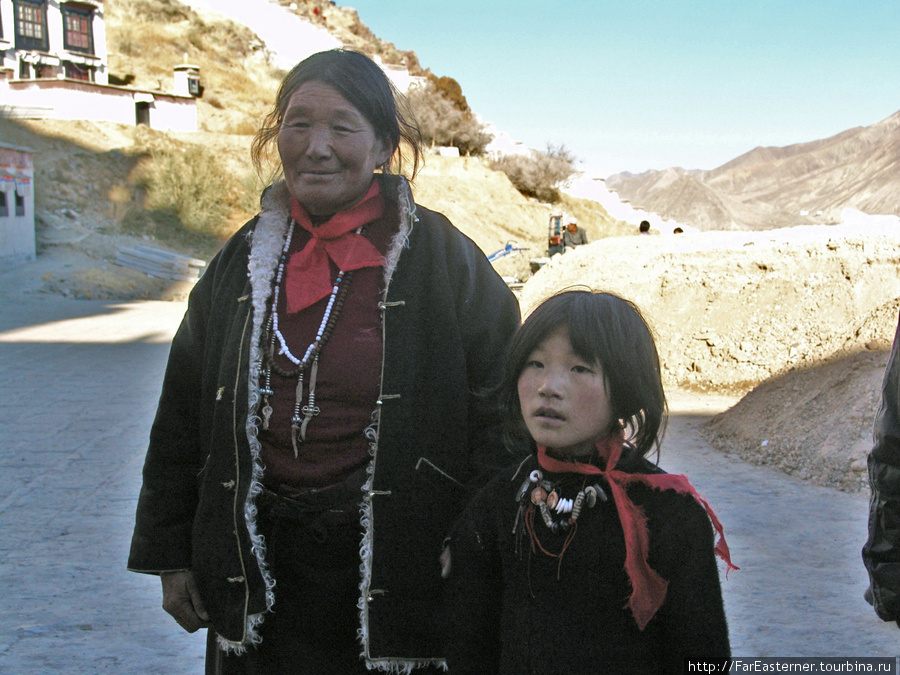 Тибетка с девушкой позируют для туристов нашей группы Шигатзе, Китай
