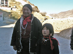 Тибетка с девушкой позируют для туристов нашей группы