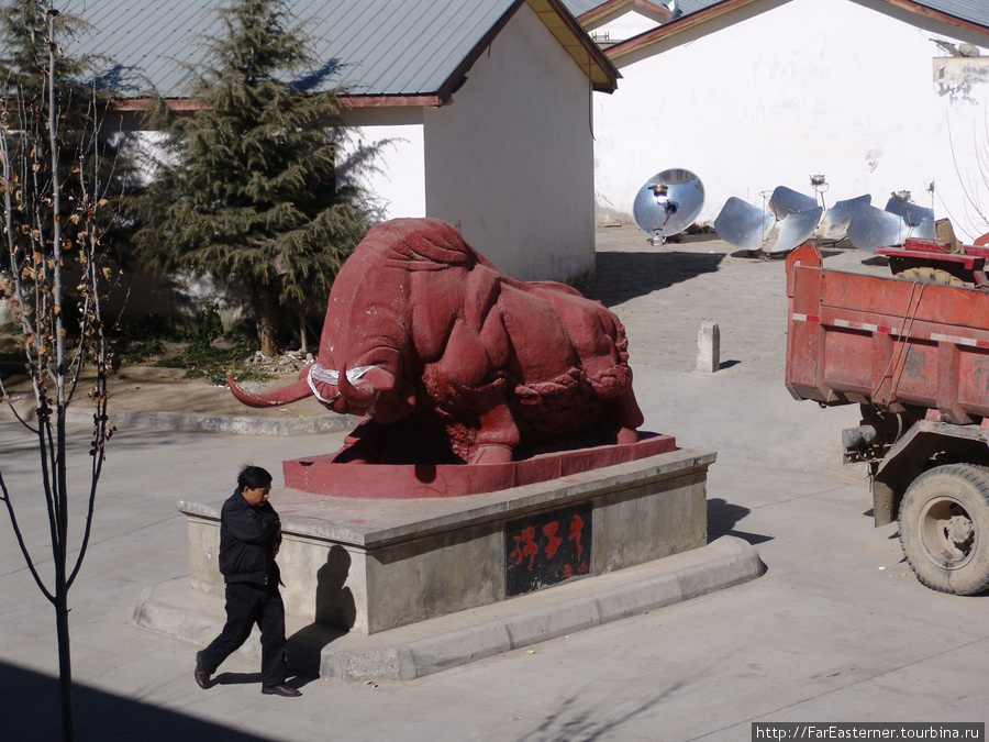 Красный слон во дворе отеля Qomolangma Friendship Шигатзе, Китай