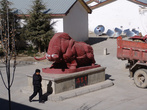 Красный слон во дворе отеля Qomolangma Friendship