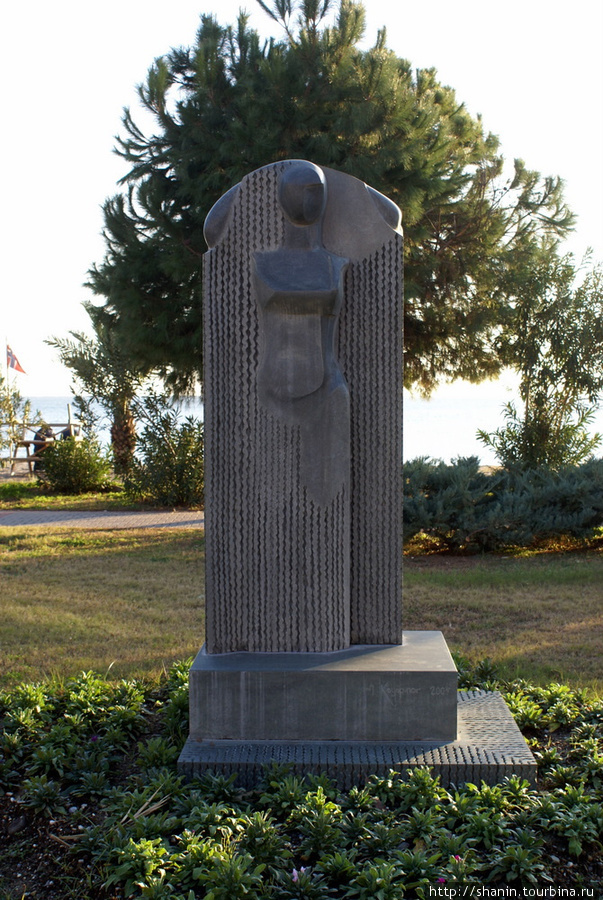 Памятник на набережной Алания, Турция