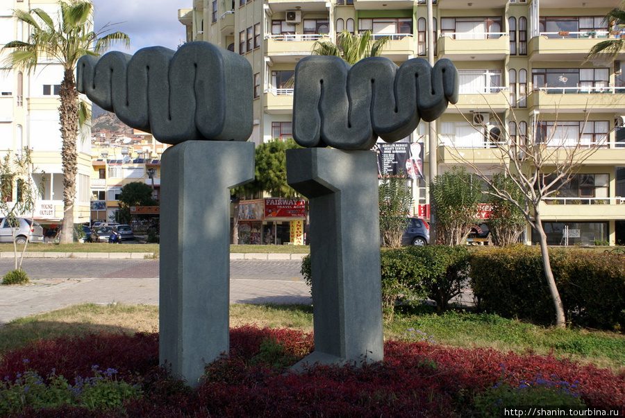 Памятник на набережной Алания, Турция