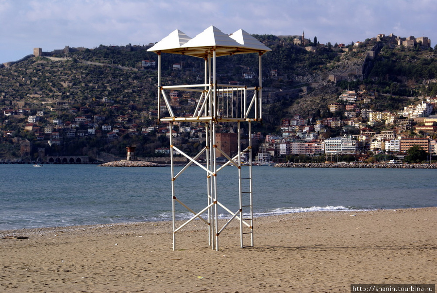 Спасательная вышка на пляже в Алании Алания, Турция