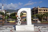 Памятник на набережной в Алании