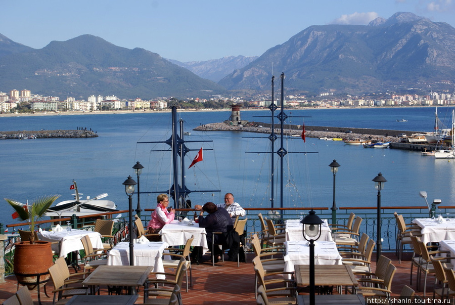 Кафе на берегу с видом на порт в Алании Алания, Турция