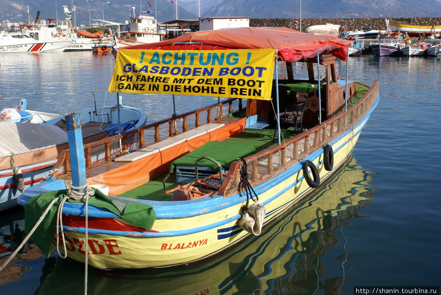 Прогулочная лодка на пристани в Алании Алания, Турция