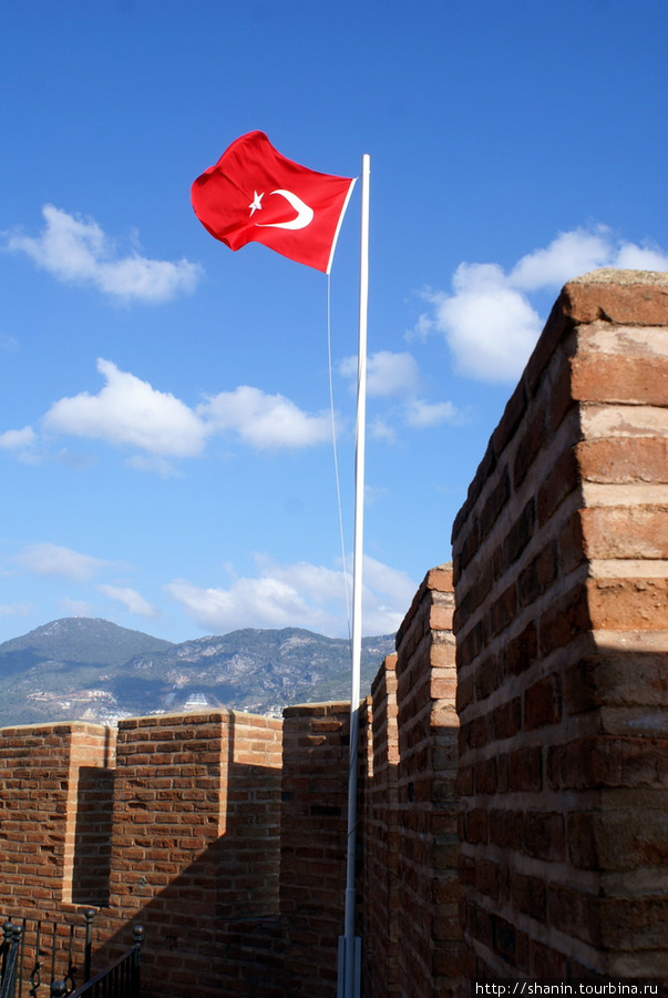 Флаг над башней Кызыл Куле Алания, Турция