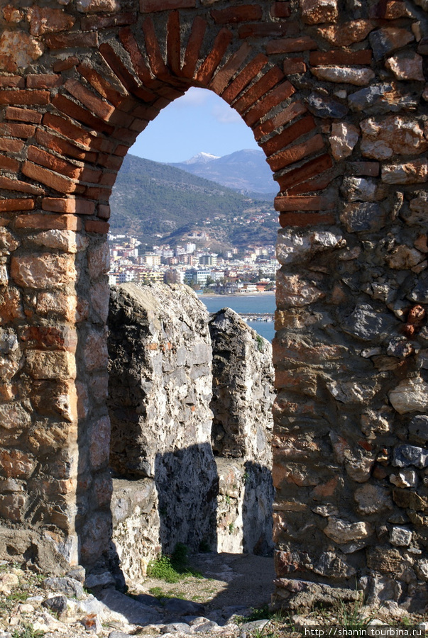 На крепостной стене у башни Кызыл Куле Алания, Турция