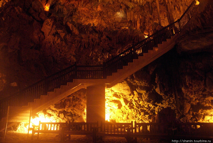 Лестница в пещере Далматаш Алания, Турция