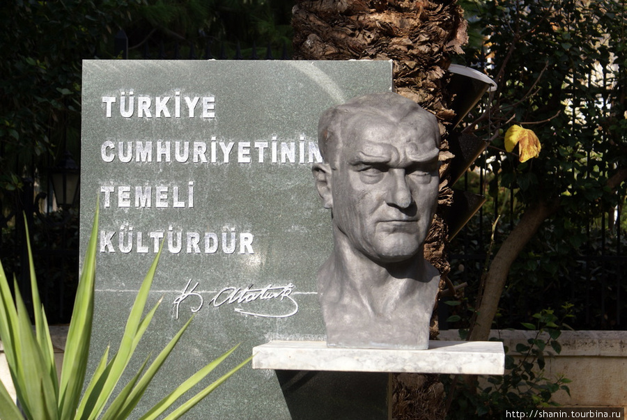 Ататюрк у музея Алания, Турция