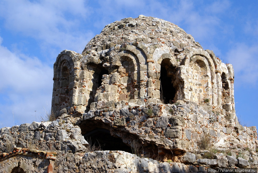 Купол разрушенной мечети Алания, Турция