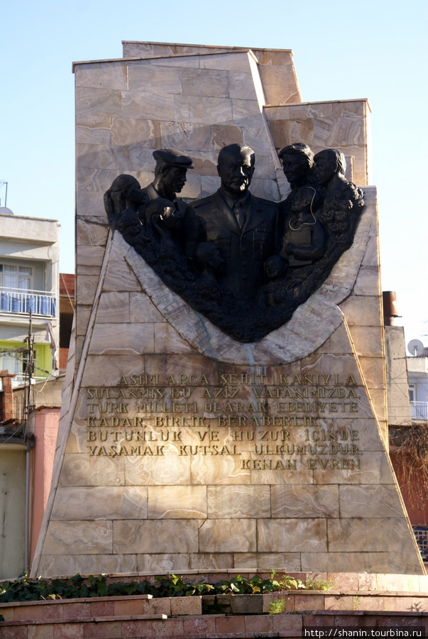 Памятник революционерам Эгейский регион, Турция