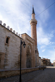 У стены мечети