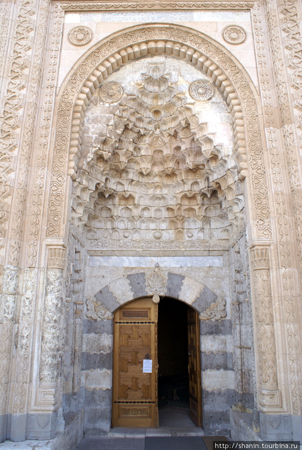 Вход в мечеть Ешфероглу Средиземноморский регион, Турция