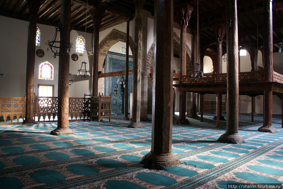Лес колонн в молельном зале в мечети Ешфероглу Средиземноморский регион, Турция