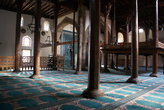 Лес колонн в молельном зале в мечети Ешфероглу