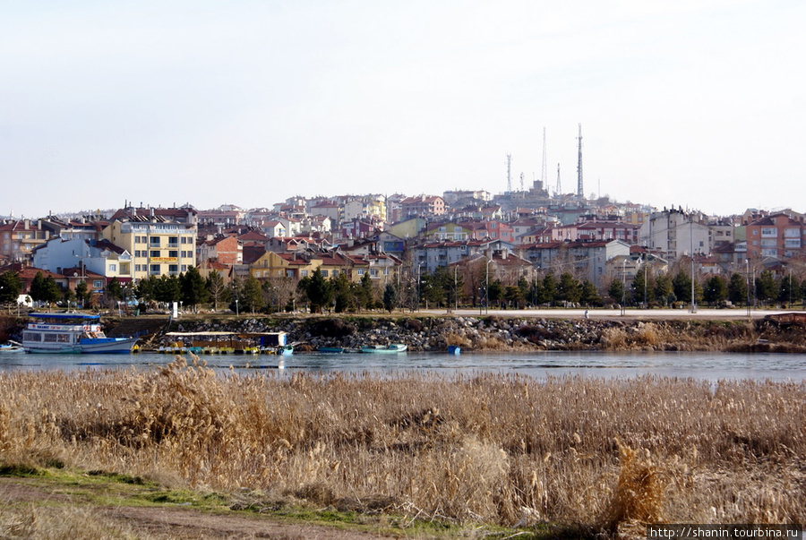 Город Бейшехир на берегу озера Средиземноморский регион, Турция