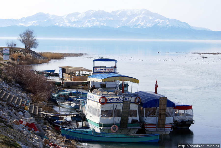 На берегу озера Бейшехир Средиземноморский регион, Турция
