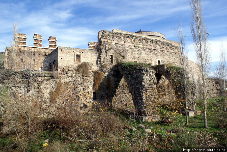 Город у античных руин Бергама (Пергам) античный город, Турция